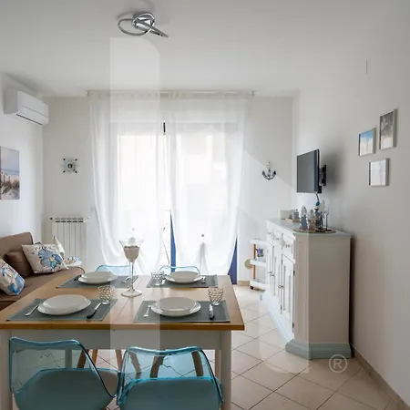 Homiday - Bay Village Int A10 * Pineto