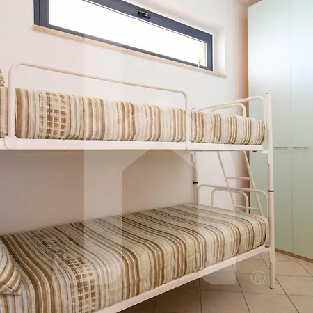 Apartment Homiday - Bay Village Int A10